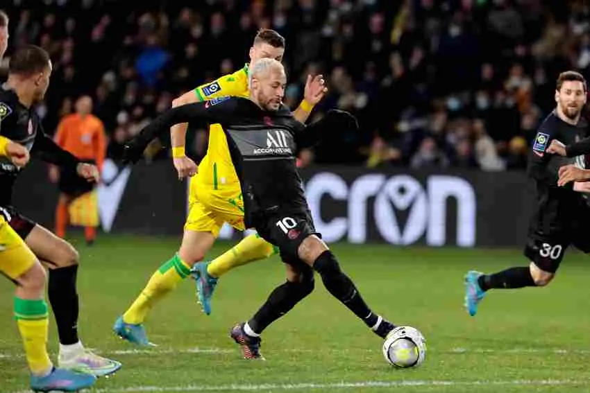 Neymar estrenando sus botines vs Saint-Étienne