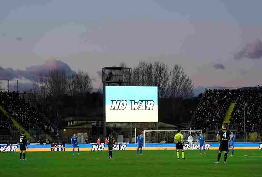Empoli y Juventus en el minuto de silencio por el conflicto de Ucrania y Rusia