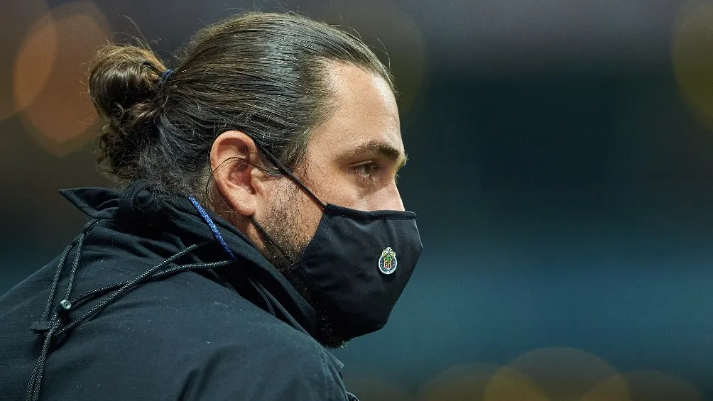 Amaury Vergara presenciando a las Chivas en partido de Liga MX