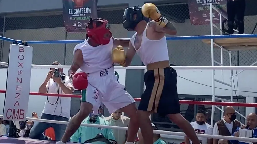 Reclusos participando en el torneo estatal de boxeo penitenciario