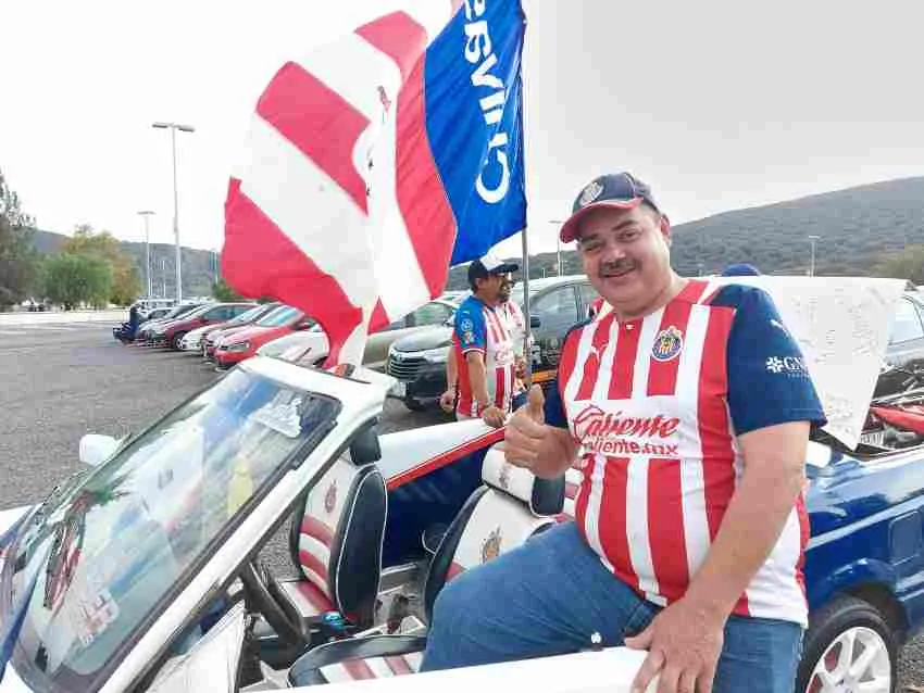Aficionado de Chivas tuneó su vehículo con los colores Rojiblancos