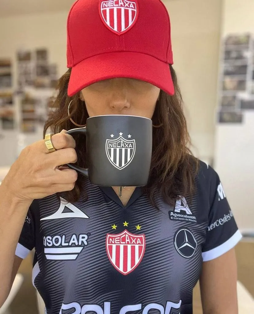 Eva Longoria portando indumentaria y accesorios del Necaxa
