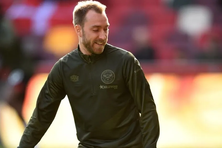 Eriksen calentando previo al partido