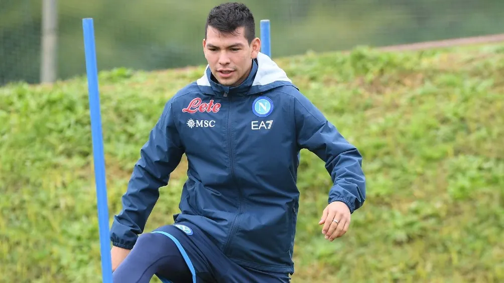 Hirving 'Chucky' Lozano entrenando sin vendaje con el Napoli