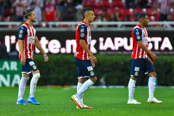 Jugadores de Chivas ante la derrota