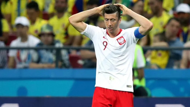 Robert Lewandowski durante un duelo con Polonia