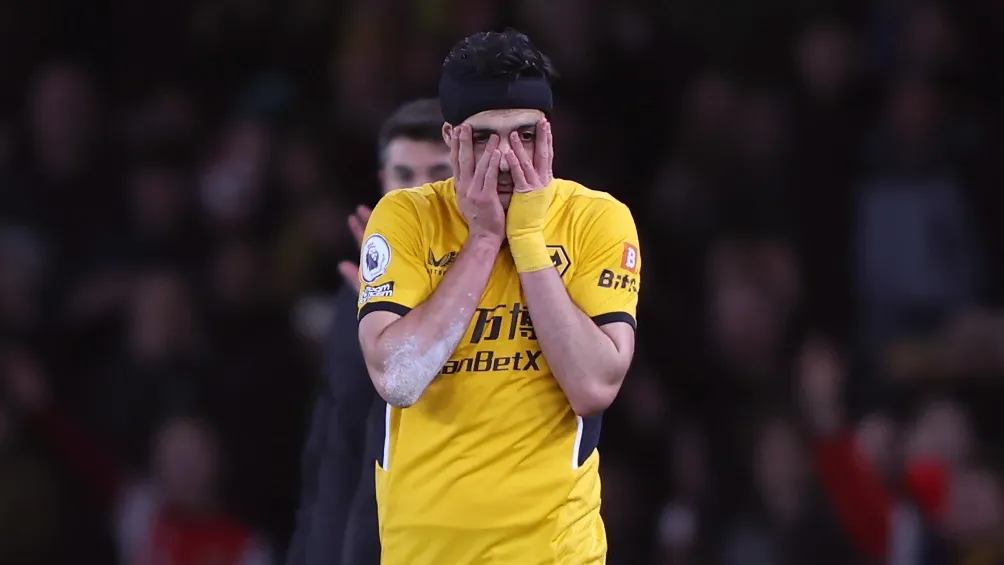 Raúl Jiménez lamentándose durante partido con los Wolves