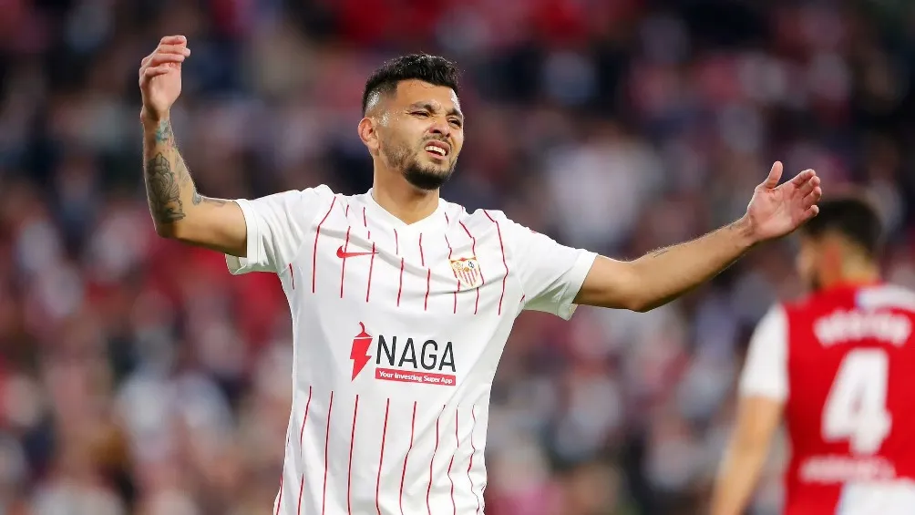 Tecatito Corona jugando partido de LaLiga con el Sevilla