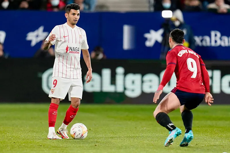 Tecatito Corona durante un duelo con el Sevilla
