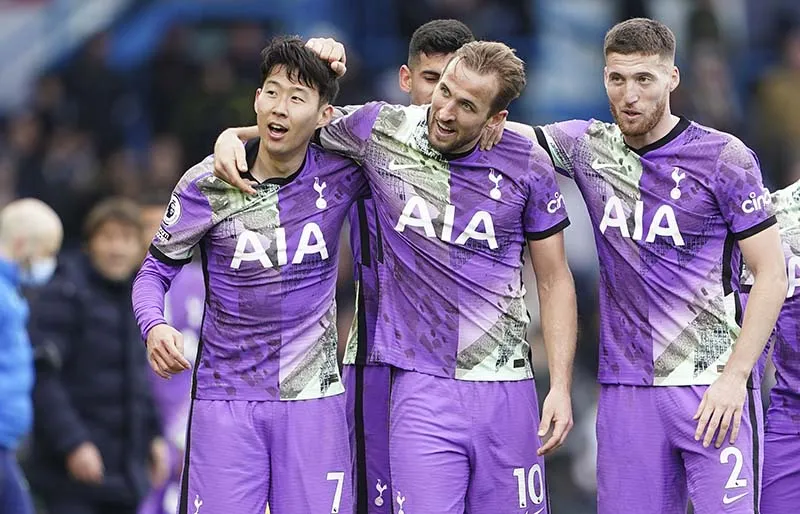 Jugadores del Tottenham festejan un gol ante Leeds United