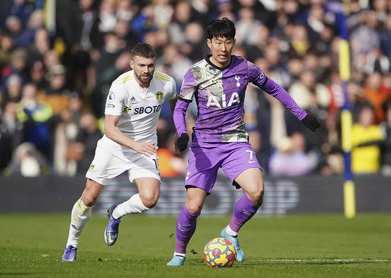 Son durante el duelo ante Leeds United