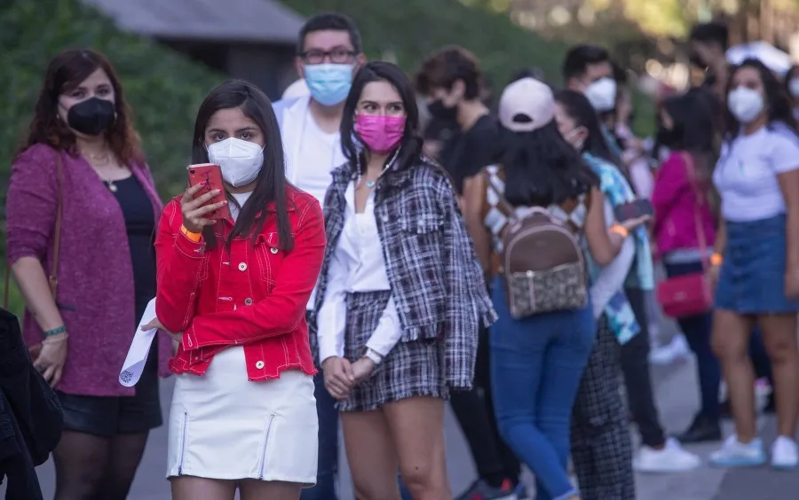 EFE Jóvenes en fila para ingresar a concierto en el Auditorio Nacional
