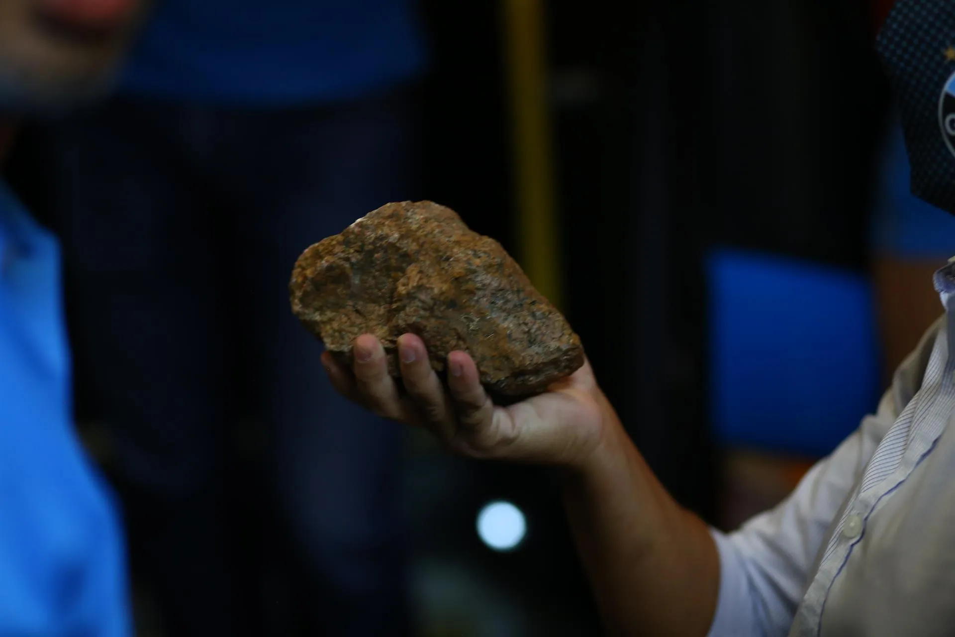 Una de las piedras que impactó el camión