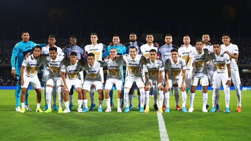 IMAGO7 Jugadores de Pumas previo al partido ante el América