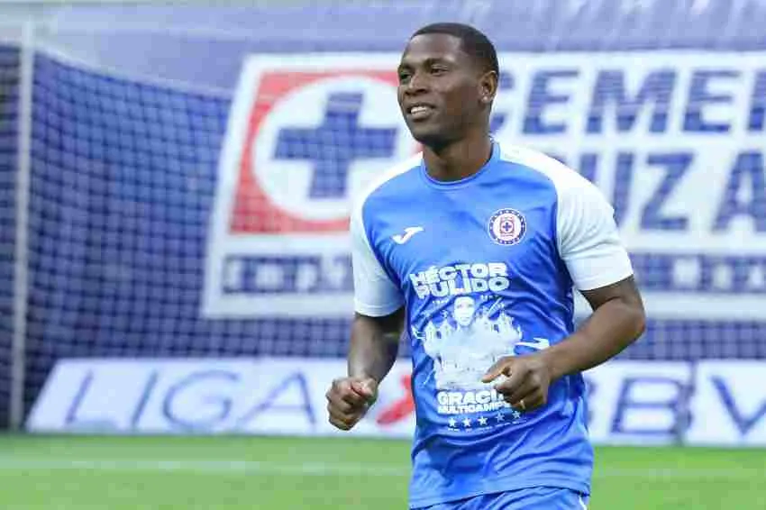 Bryan Angulo con la playera en homenaje a Héctor Pulido