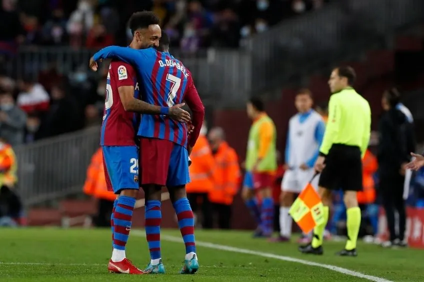Aubameyang felicitando a Dembélé