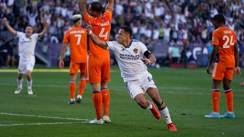 AP Chicharito festeja su gol ante el NYCFC
