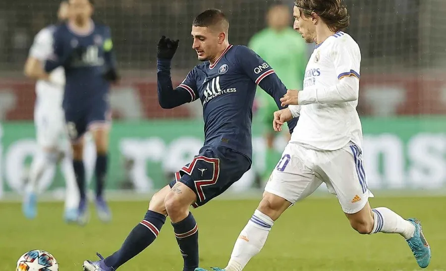 El croata pelea el balón con Marco Verratti