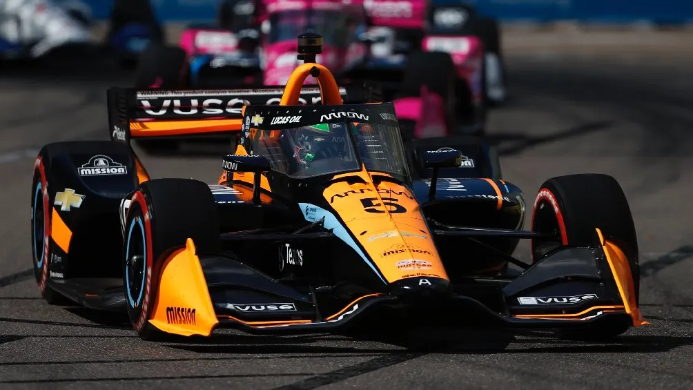 Patricio O'Ward corriendo con McLaren en el GP de San Petersburgo