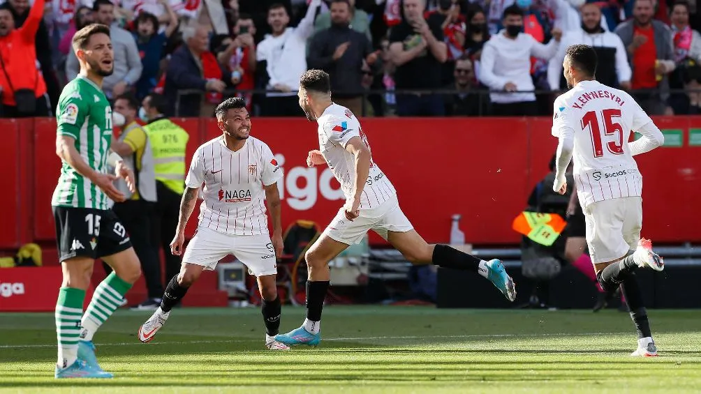 Munir y 'Tecatito' Corona festejando gol del Sevilla ante el Betis