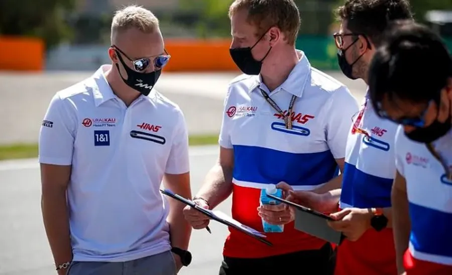 El ruso con los ingenieros de Haas