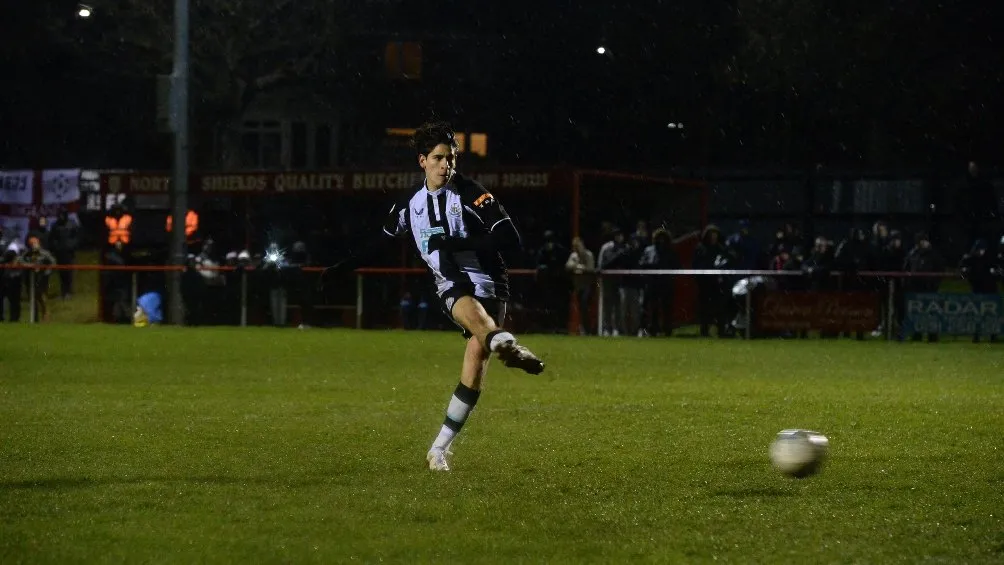 Santiago Muñoz pateando penal con el Newcastle United U-23