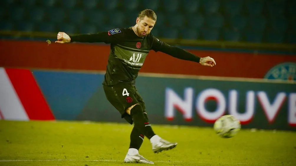 Sergio Ramos jugando partido con el París Saint-Germain