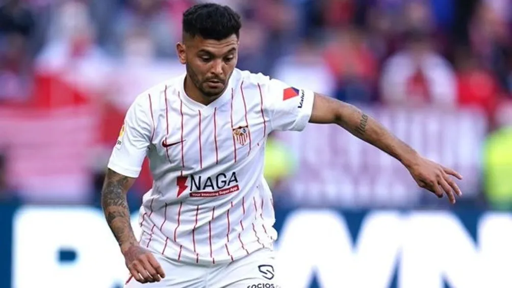 Tecatito Corona jugando partido de LaLiga con el Sevilla