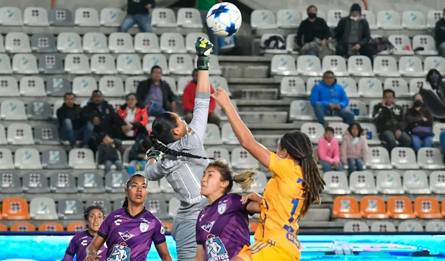 Esthefanny Barreras aleja el peligro sobre su porería