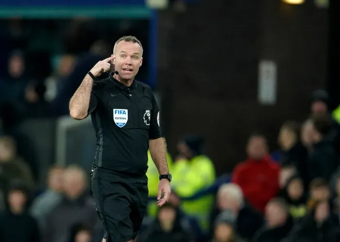 Paul Tierney dirigiendo