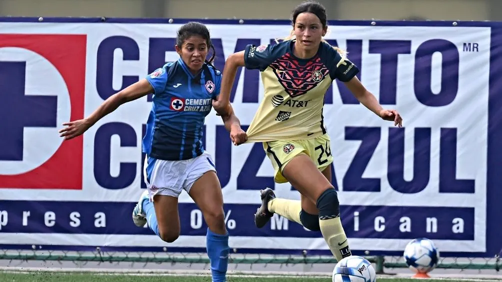 IMAGO7 Camberos disputa un balón