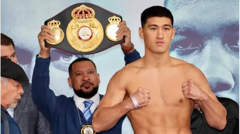 Dmitry Bivol con su campeonato