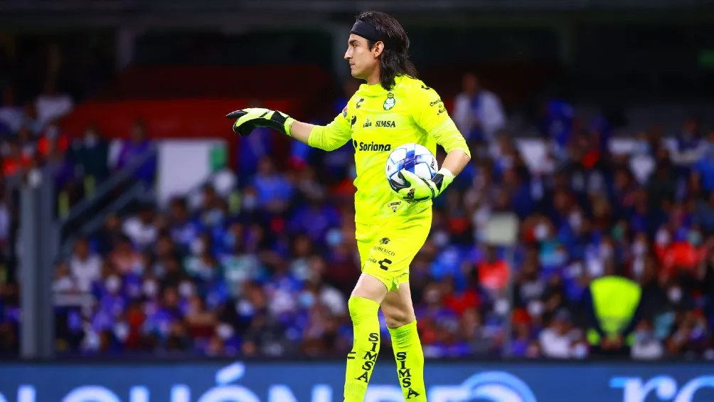 Carlos Acevedo jugando partido con Santos en la Liga MX