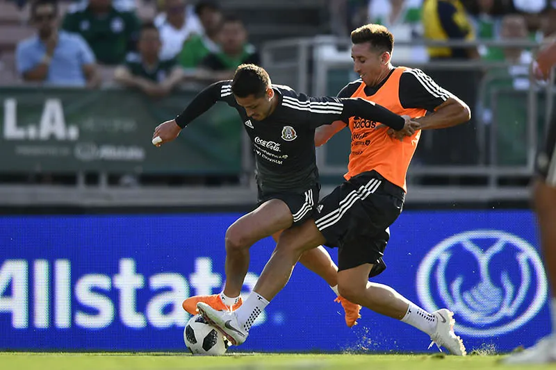 Chicharito y HH durante un entrenamiento con el Tri