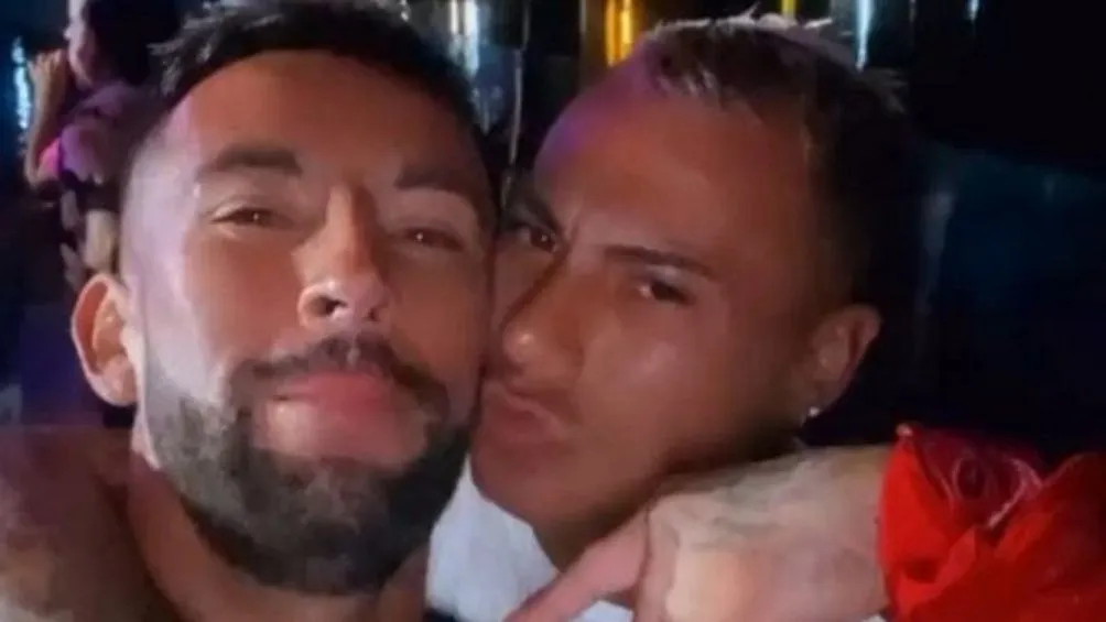 Isla con Vargas de fiesta