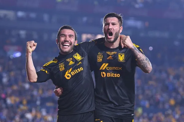 Juan Pablo Vigón junto a André-Pierre Gignac
