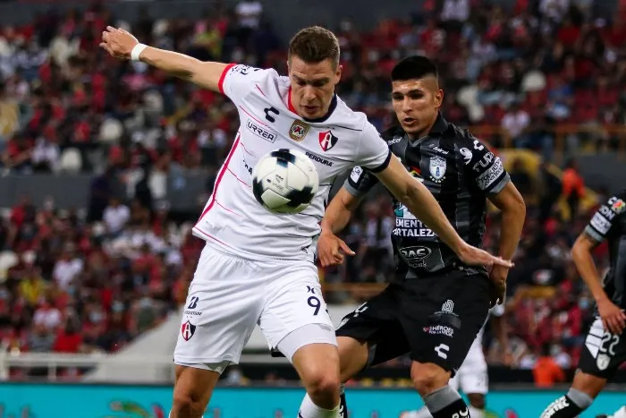 Pelea por el esférico en el Jalisco