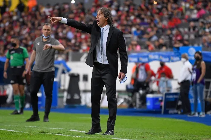 Almada da indicaciones a sus dirigidos