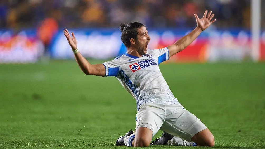 Ignacio Rivero festejando gol con Cruz Azul en partido ante Tigres