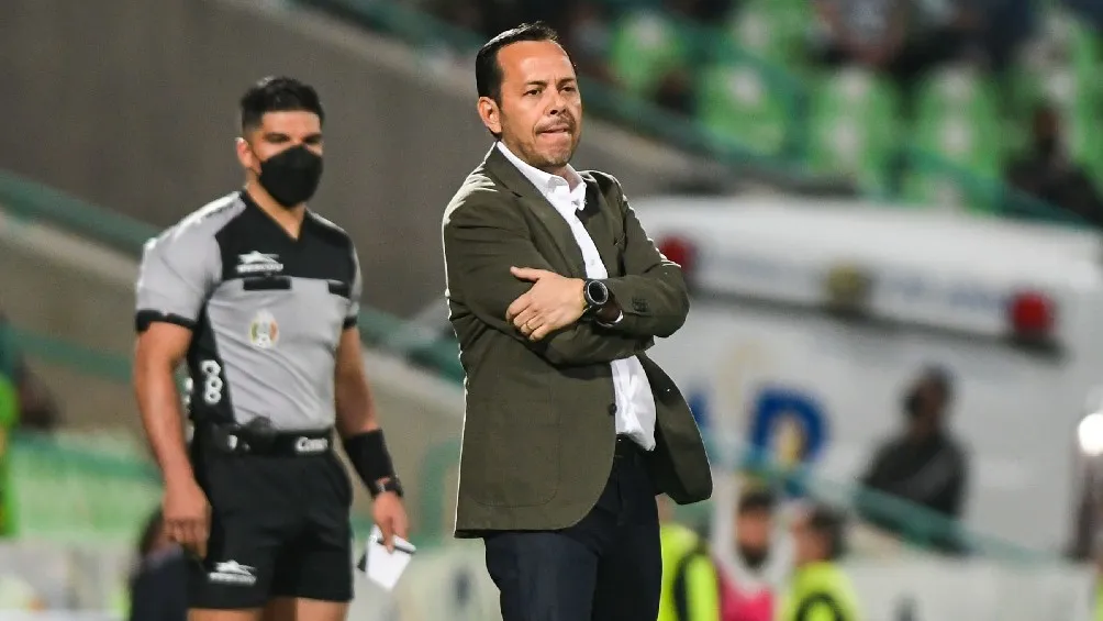 Eduardo Fentanes dirigiendo a Santos en partido de la Liga MX