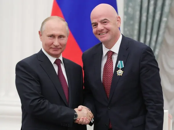 EFE Vladimir Putin, presidente de Rusia, posa junto a Gianni Infantino, presidente de la FIFA