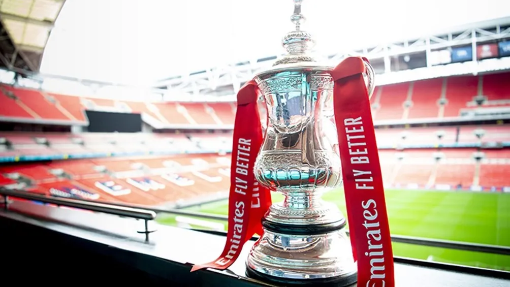 TWITTER | @EMIRATESFACUP Trofeo correspondientes a la FA Cup