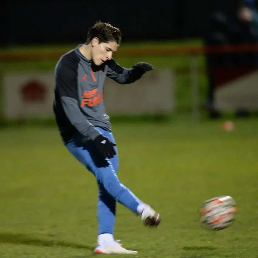 Santiago Muñoz en un partido del Newcastle Sub 23