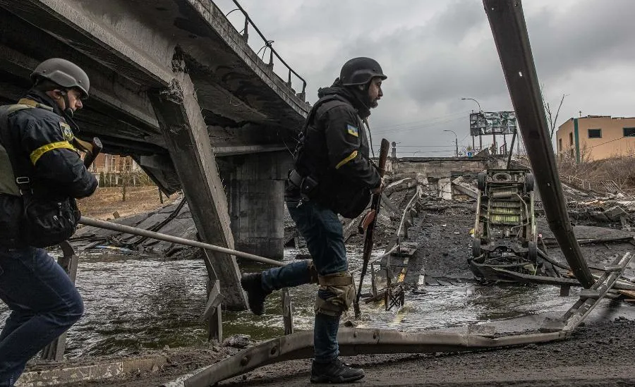 Militares ucranianos llegan a puente destruido