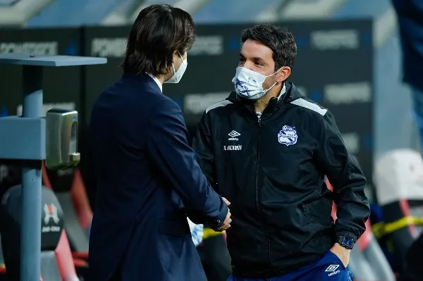 Solari y Larcamón hablan durante partido