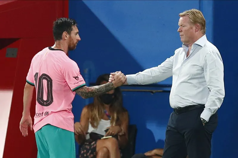 Messi y Koeman tras un duelo del Barcelona
