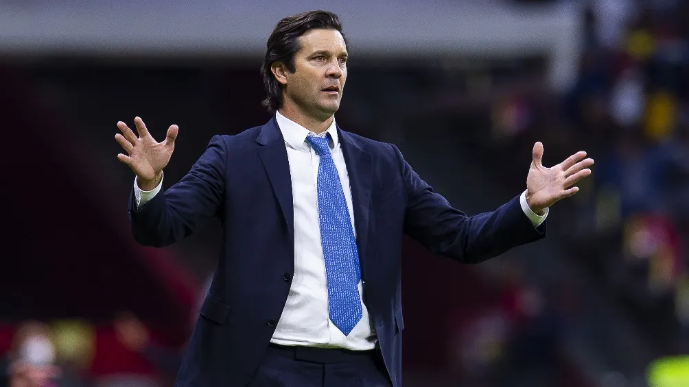 Santiago Solari dirigiendo al América en partido de la Liga MX