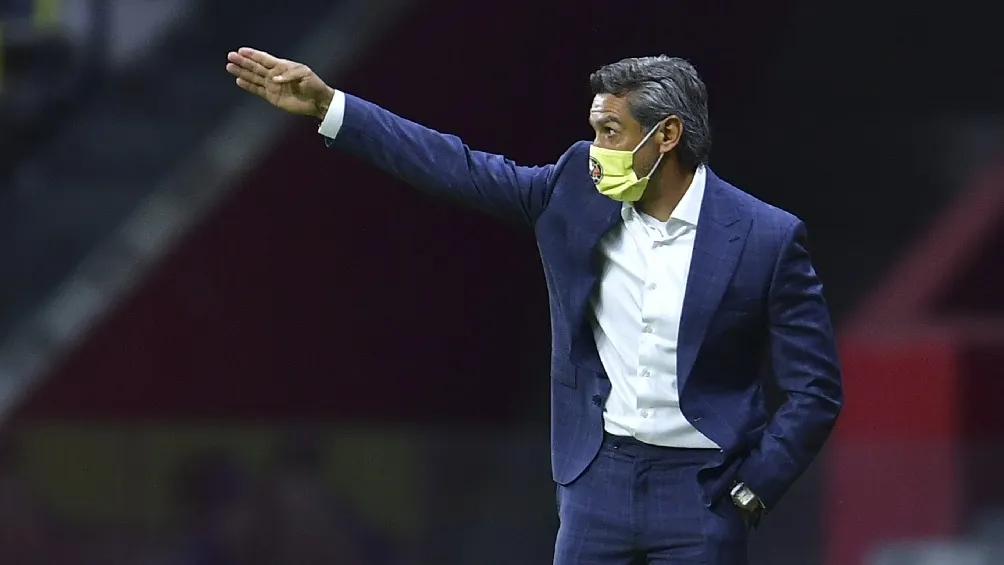 Gilberto Adame dirigiendo al América en partido de la Liga MX