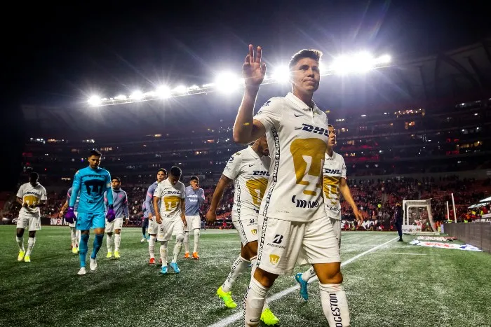 Chispa Velarde en acción con Pumas