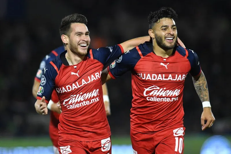 Jesús Angulo celebrando con Alexis Vega